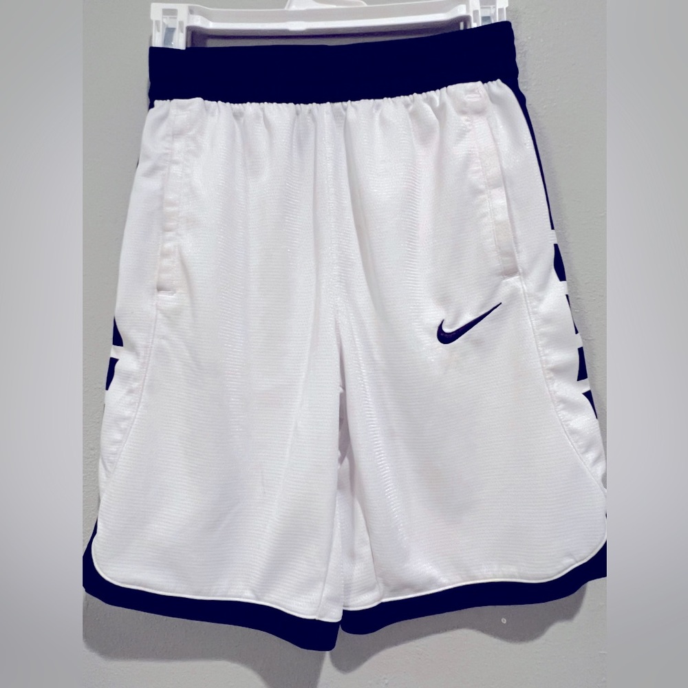 Nike Dri-Fit big kids (boy’s) basketball shorts size Large